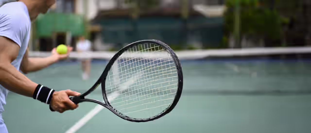Person spielt Tennis auf einem Tennisplatz