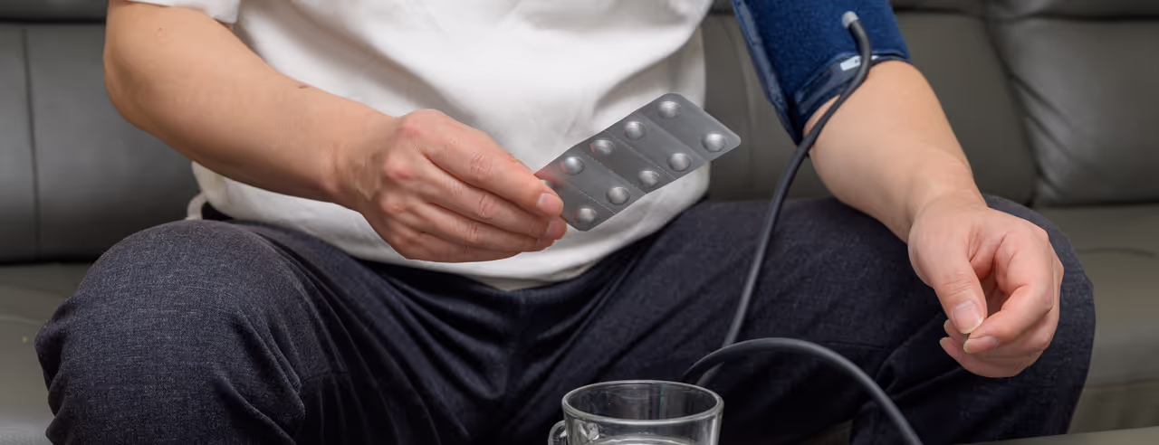 Une personne atteinte du syndrome métabolique mesure sa tension artérielle