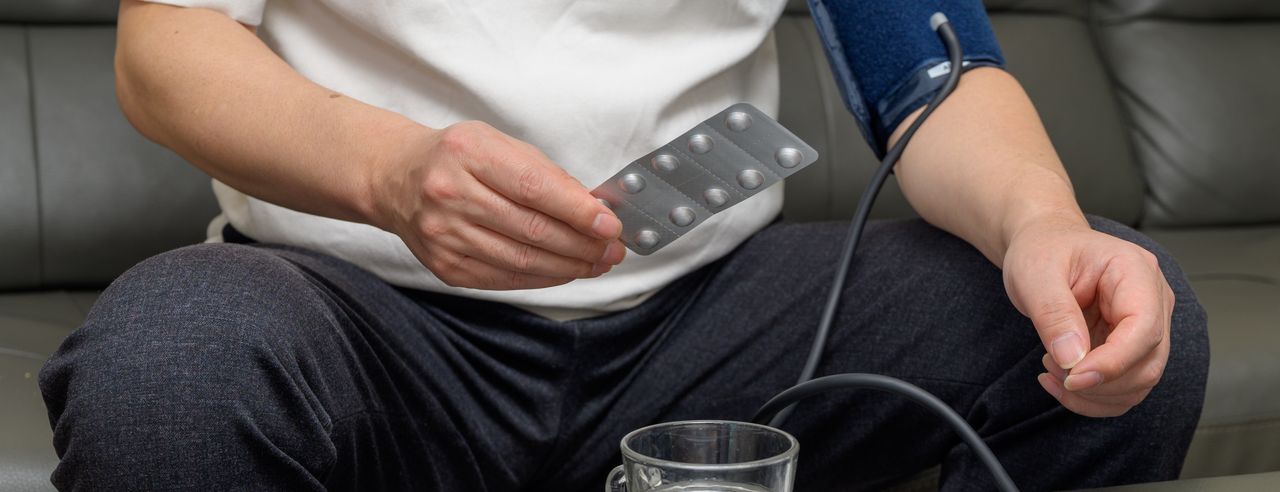 Osoba z zespołem metabolicznym mierzy ciśnienie krwi