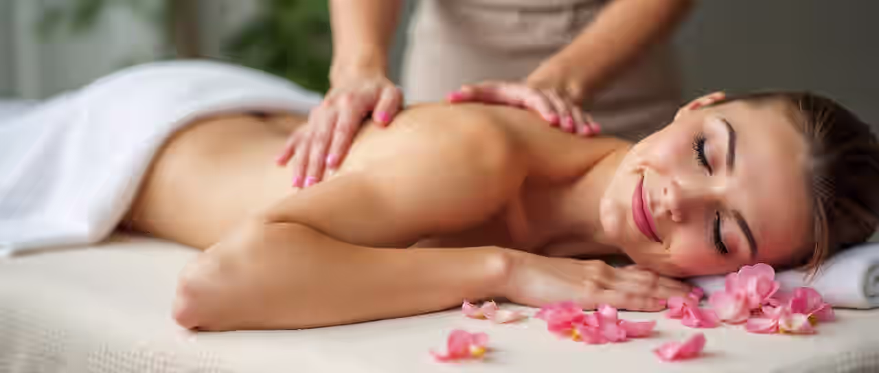 Eine Frau liegt entspannt auf der Massageliege