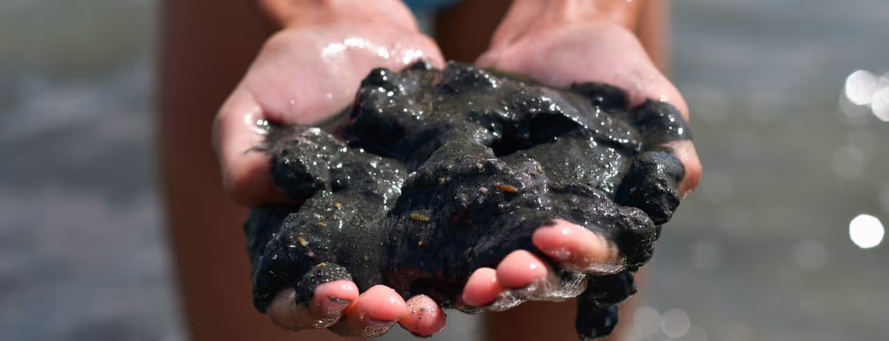 Person hält Heilschlamm
