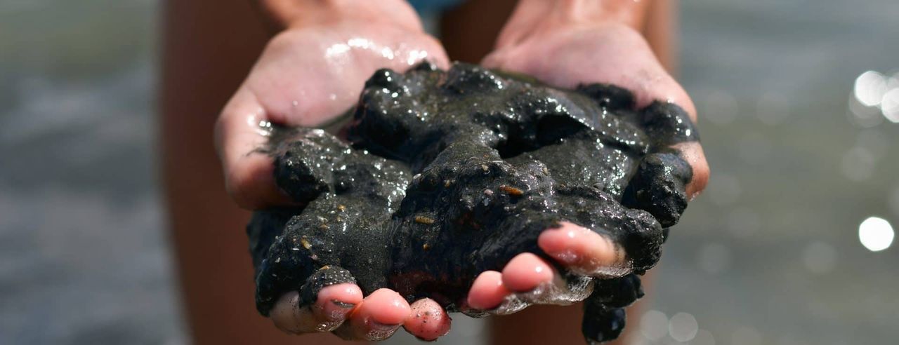 Person hält Heilschlamm