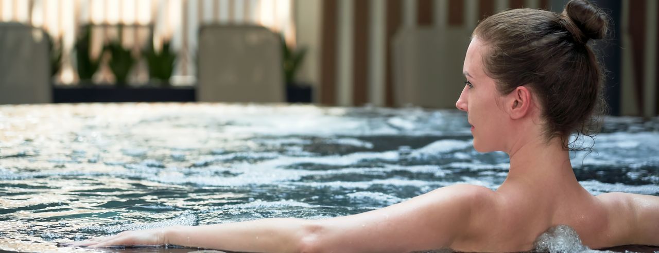 Eine Frau im Pool