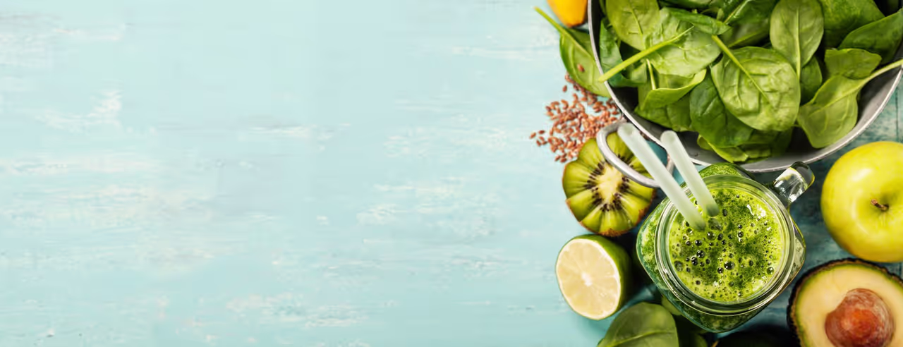Grüner Saft aus Spinat, Kiwi, Apfel und Limette