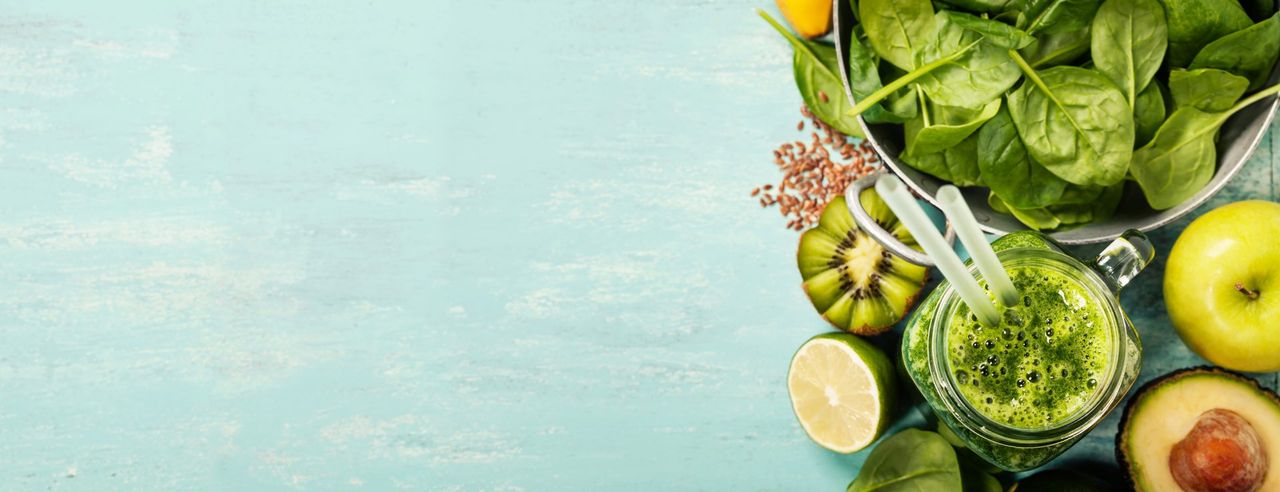 Grüner Saft aus Spinat, Kiwi, Apfel und Limette