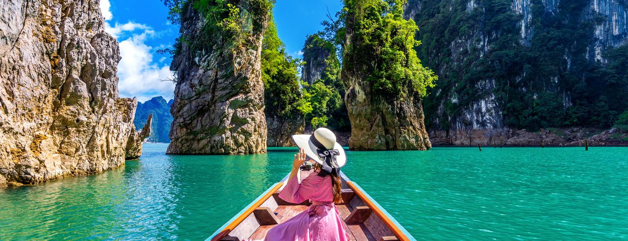 Eine Frau im Langboot in Phuket