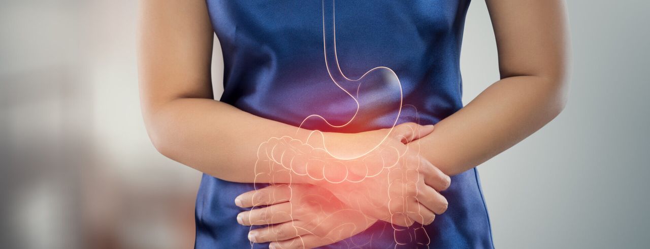 Frau hält sich den Bauch, Abbildung von Darm