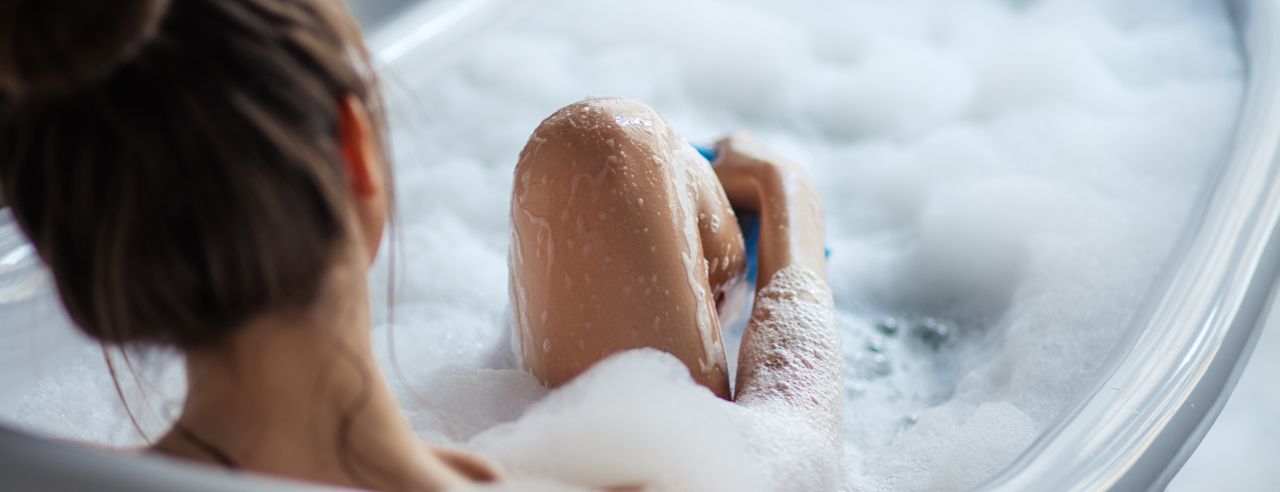 Eine Frau entspannt in der Badewanne