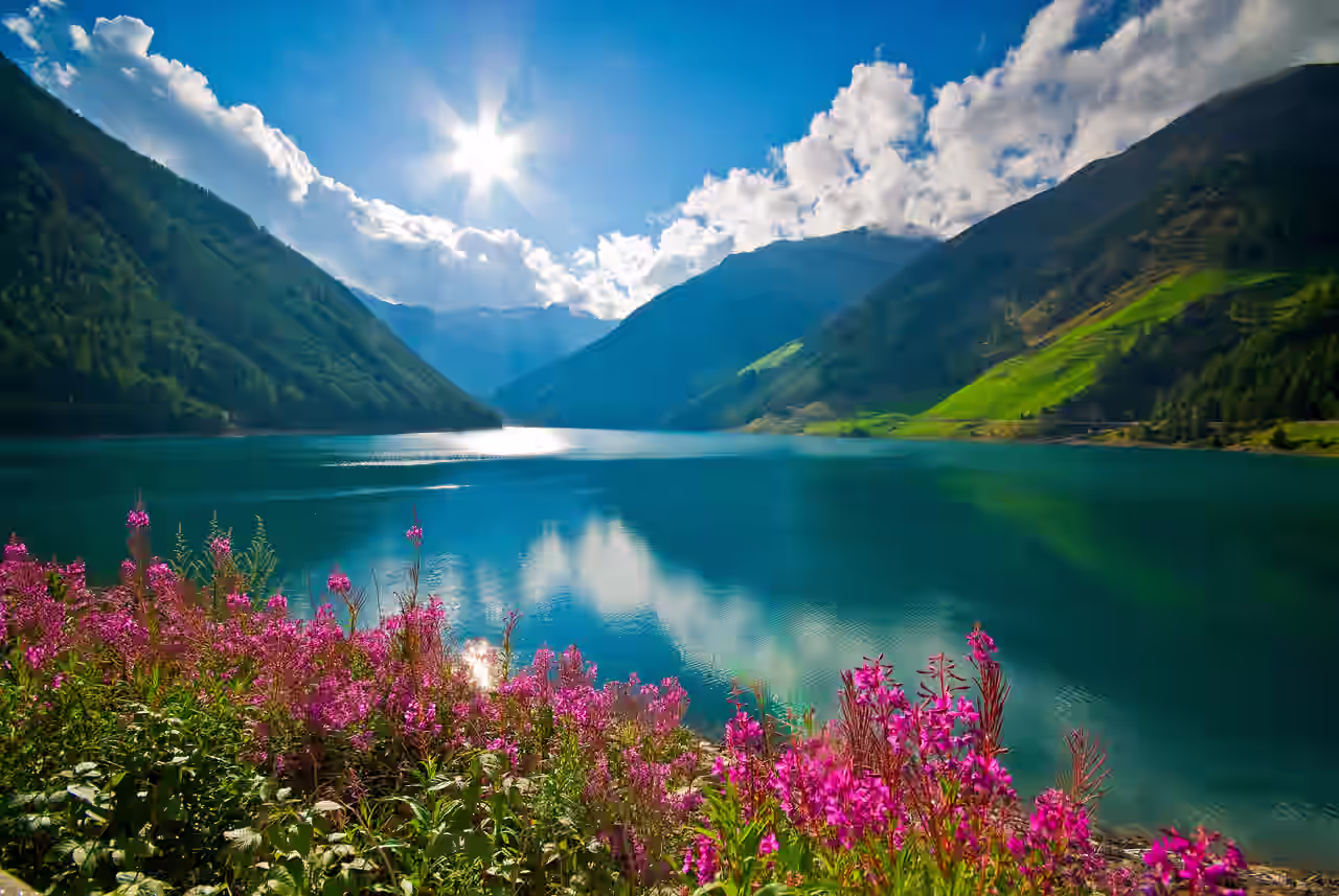 Der Gardasee erstrahlt im schönsten Sonnenlicht als Symbolbild für den Traumurlaub am See