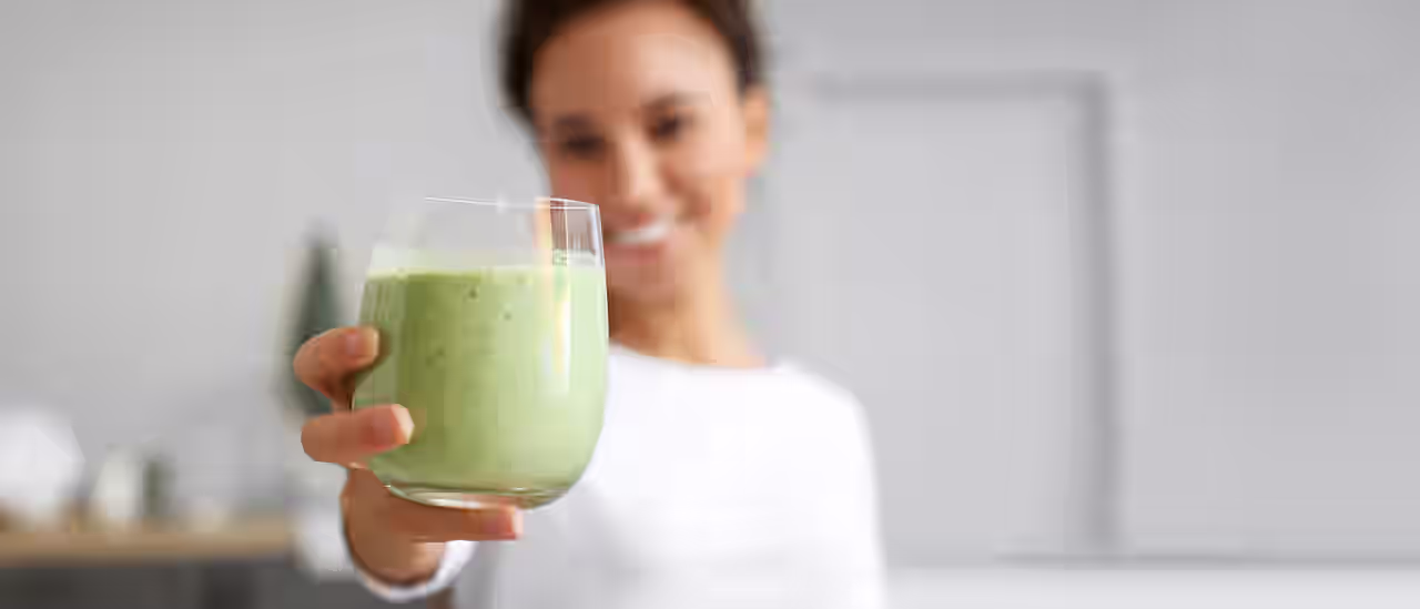 Eine Frau mit Detox Smoothie