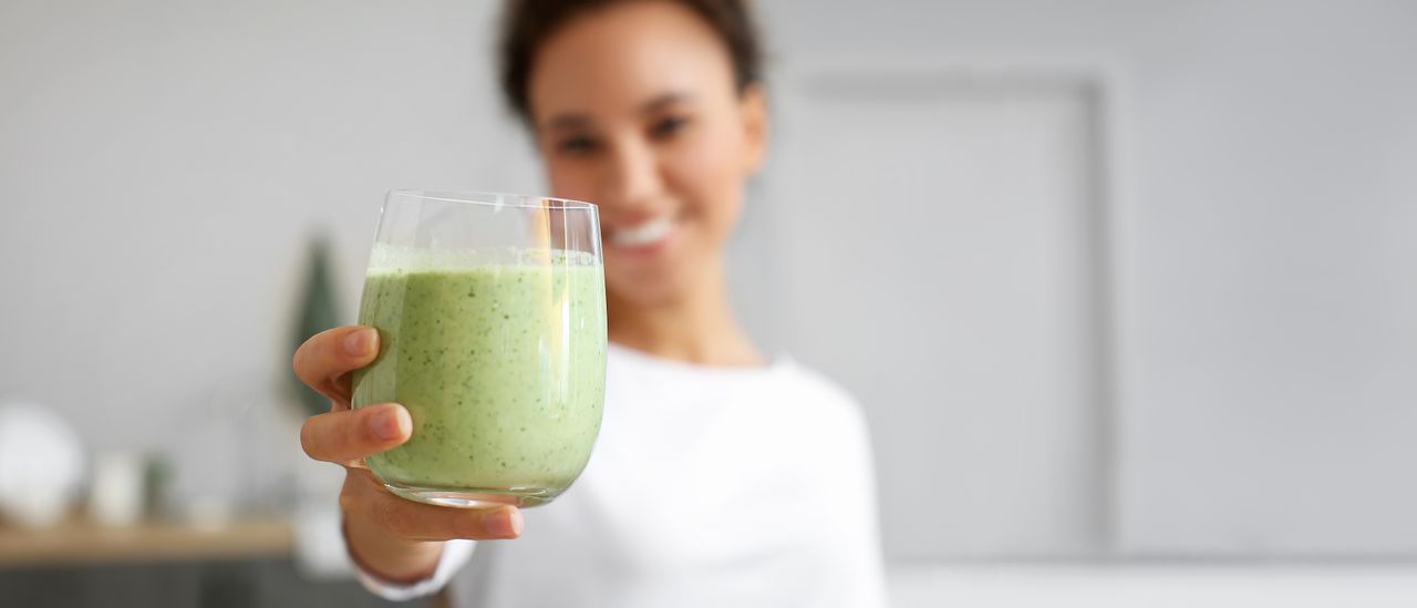 Eine Frau mit Detox Smoothie