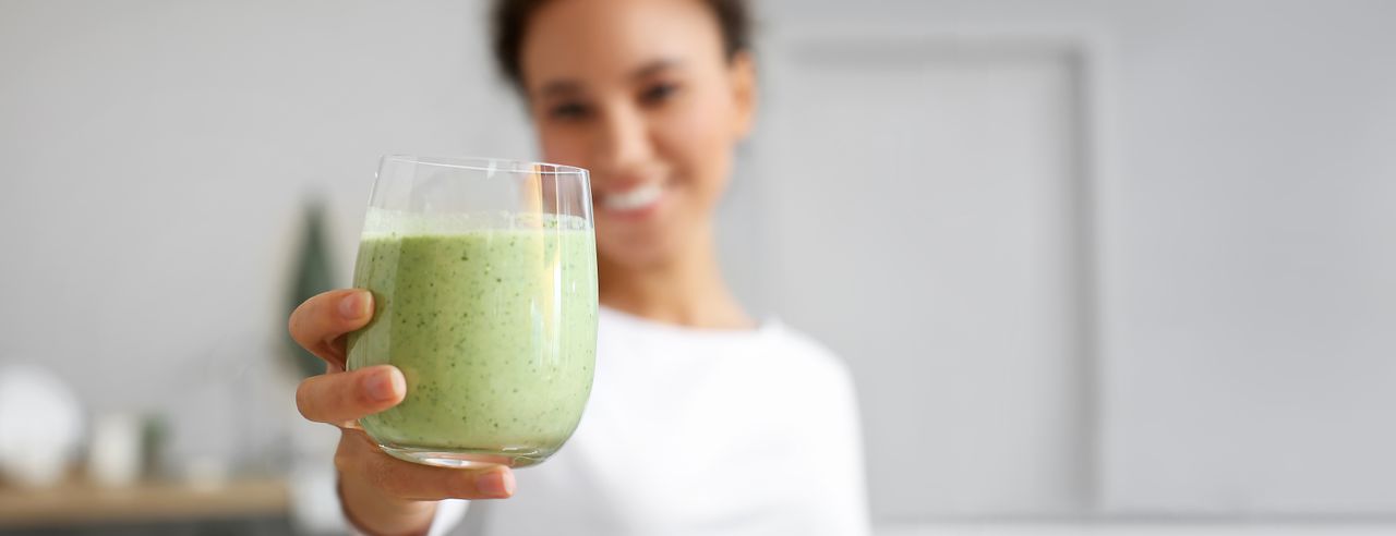 Eine Frau mit Detox Smoothie