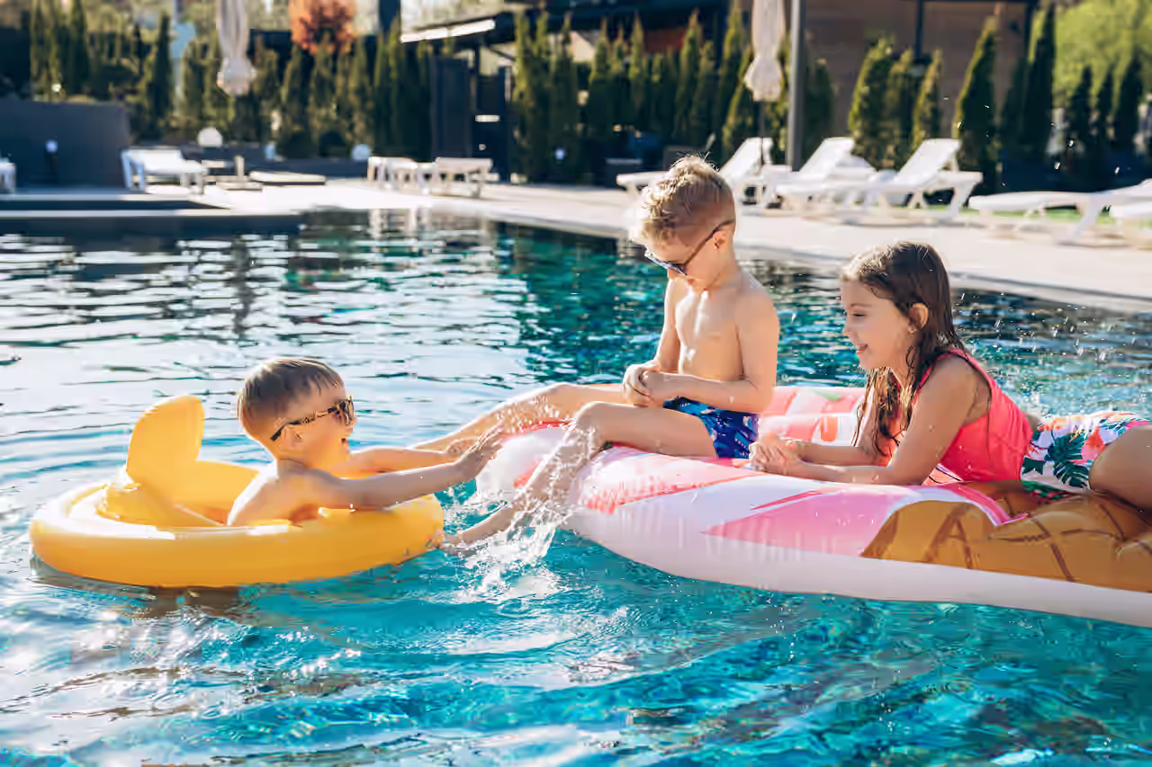 Kinder im Pool eines Wellnesshotels mit Kinderbetreuung