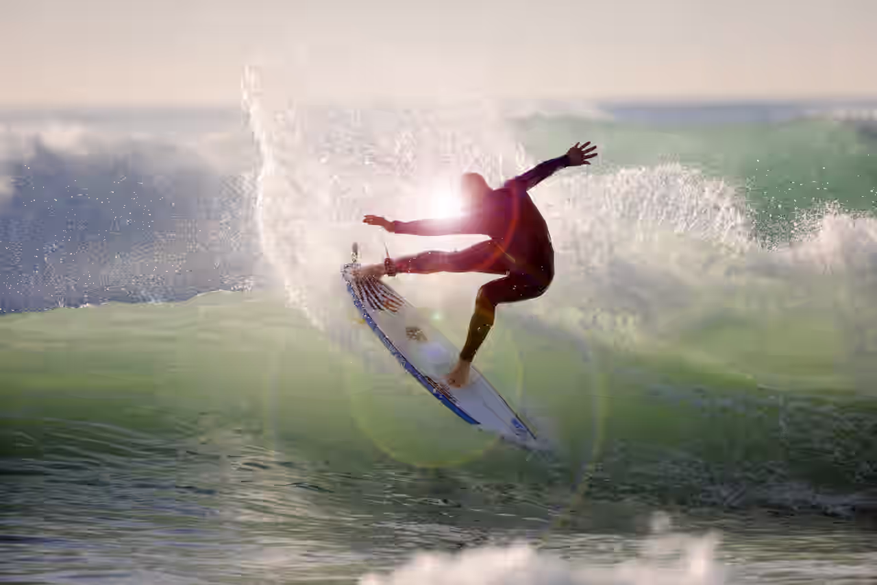 Mann, der auf einer Welle surft