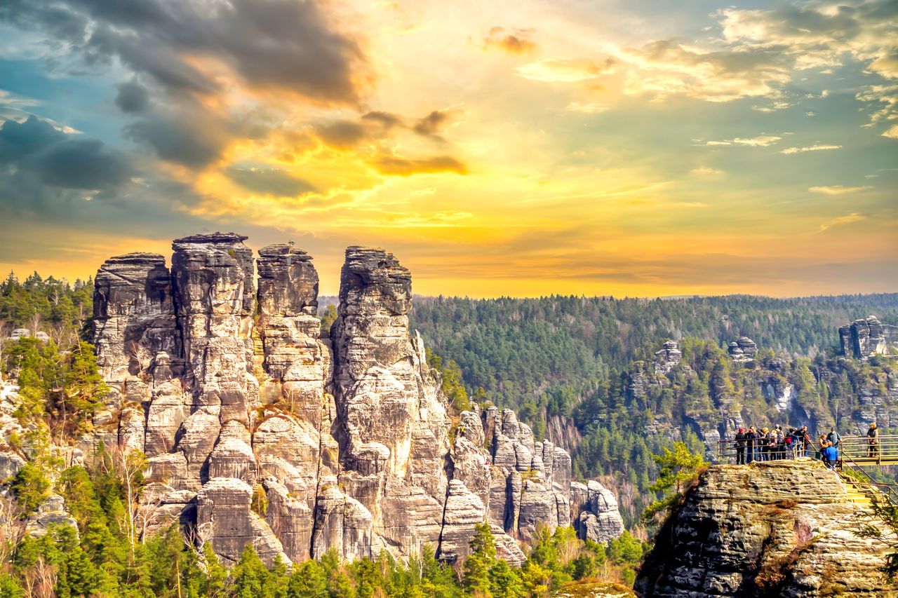 Die Sächsische Schweiz getaucht in wunderschönen morgendlichen Sonnenlicht bei einem Kurzurlaub erleben