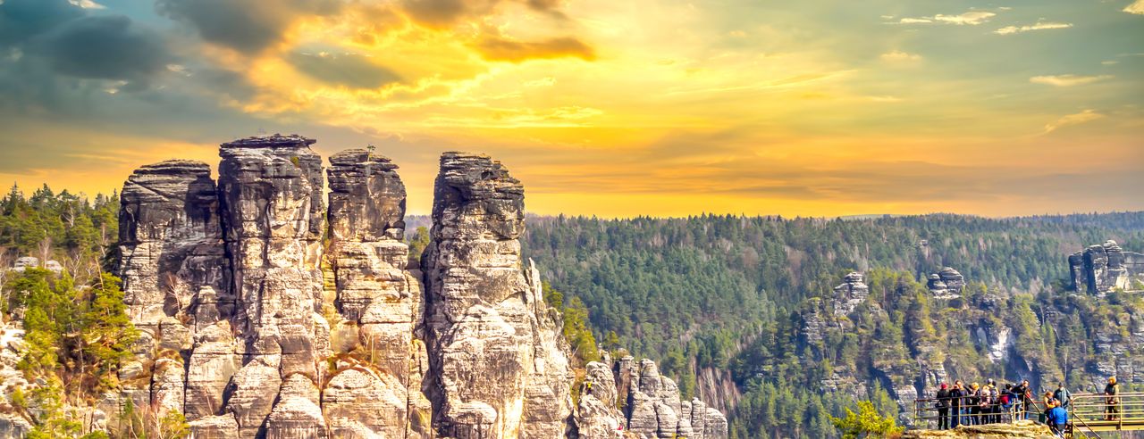 Die Sächsische Schweiz getaucht in wunderschönen morgendlichen Sonnenlicht bei einem Kurzurlaub erleben