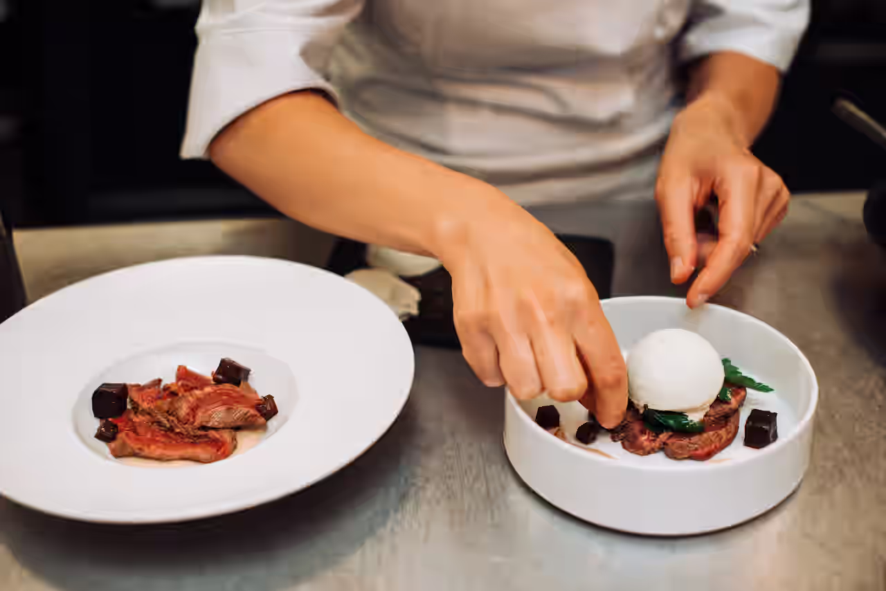 Koch bereitet Teller mit Essen vor