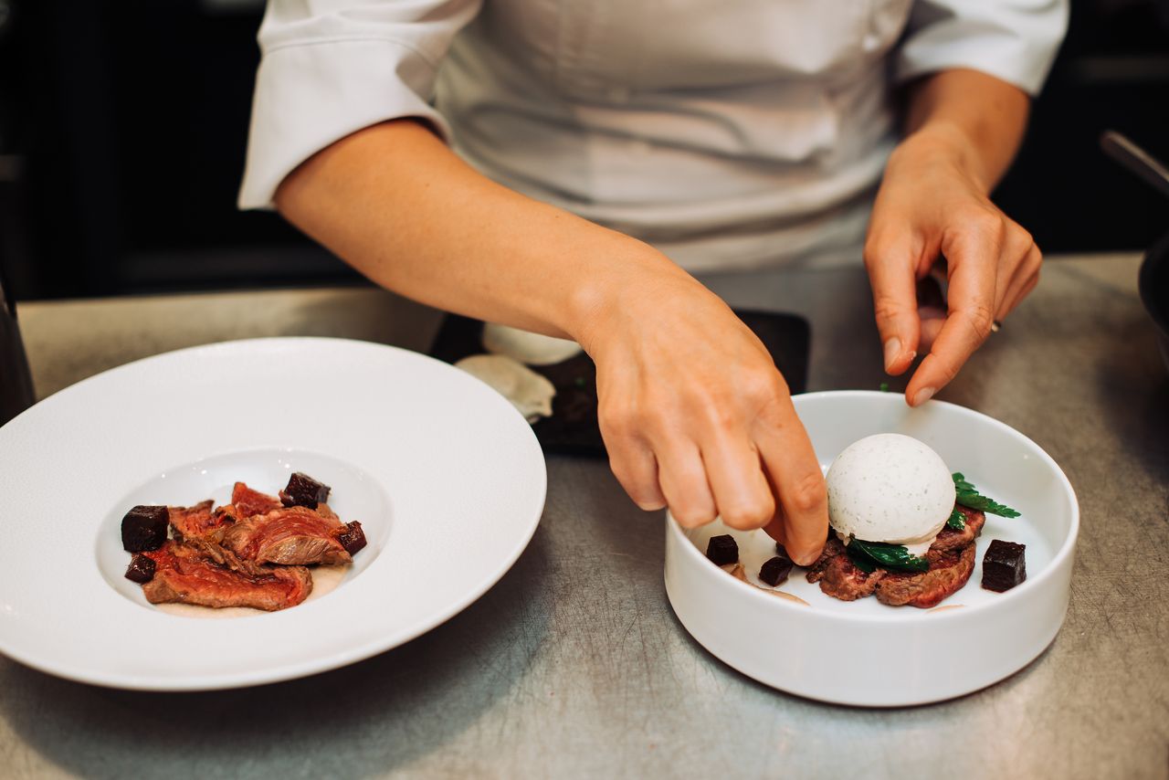 Koch bereitet Teller mit Essen vor