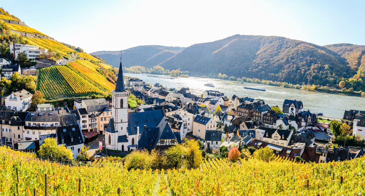 Hessen bei einem romantischen Kurzurlaub erleben. Blick vom Hügel auf den Fluss.