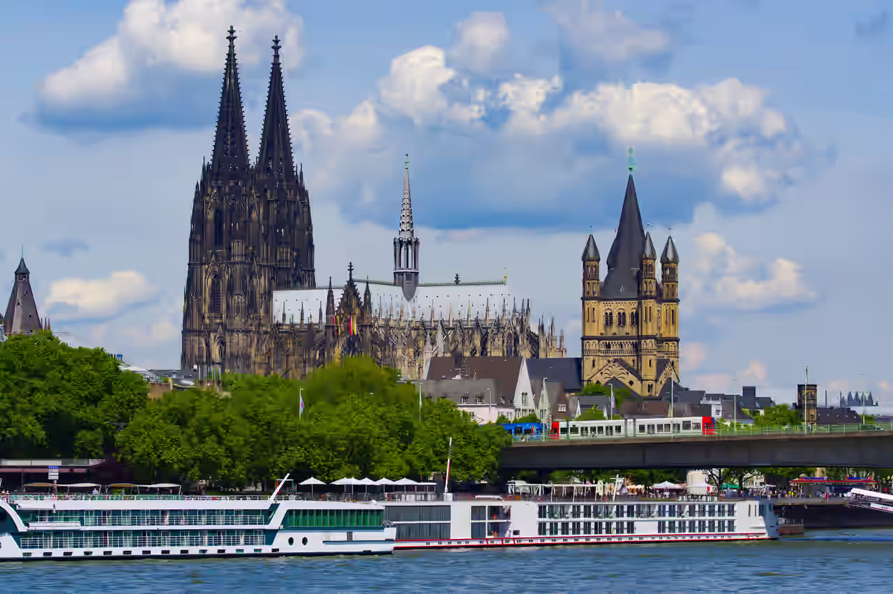 Blick auf den Rhein mit Kölner Altstadt im Hintergrund
