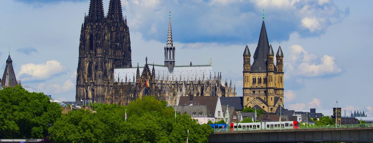Blick auf den Rhein mit Kölner Altstadt im Hintergrund