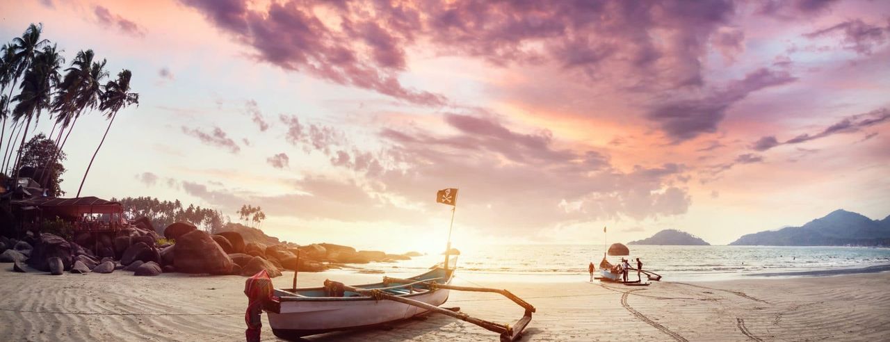 Boote am Strand in Goa