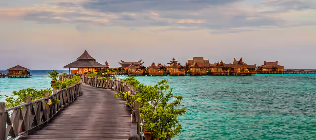 Blick auf ein luxuriöses Wellness-Resort über dem Meer
