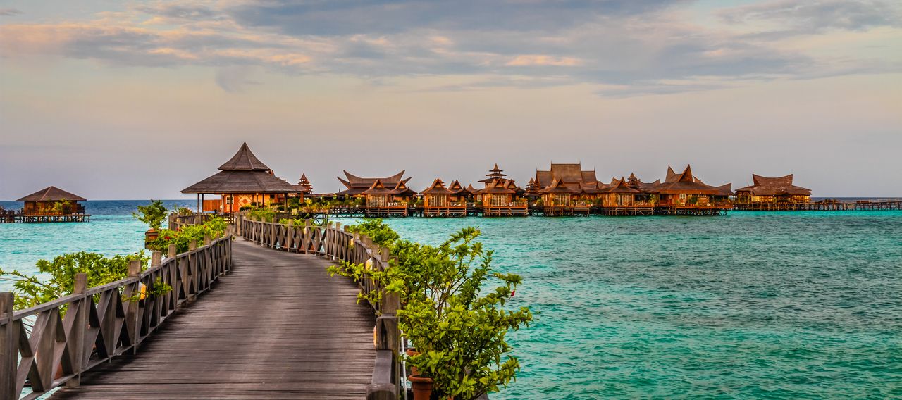 Blick auf ein luxuriöses Wellness-Resort über dem Meer