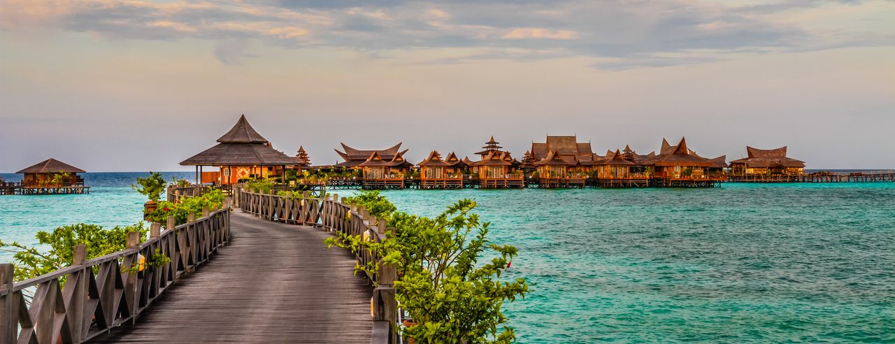 Blick auf ein luxuriöses Wellness-Resort über dem Meer