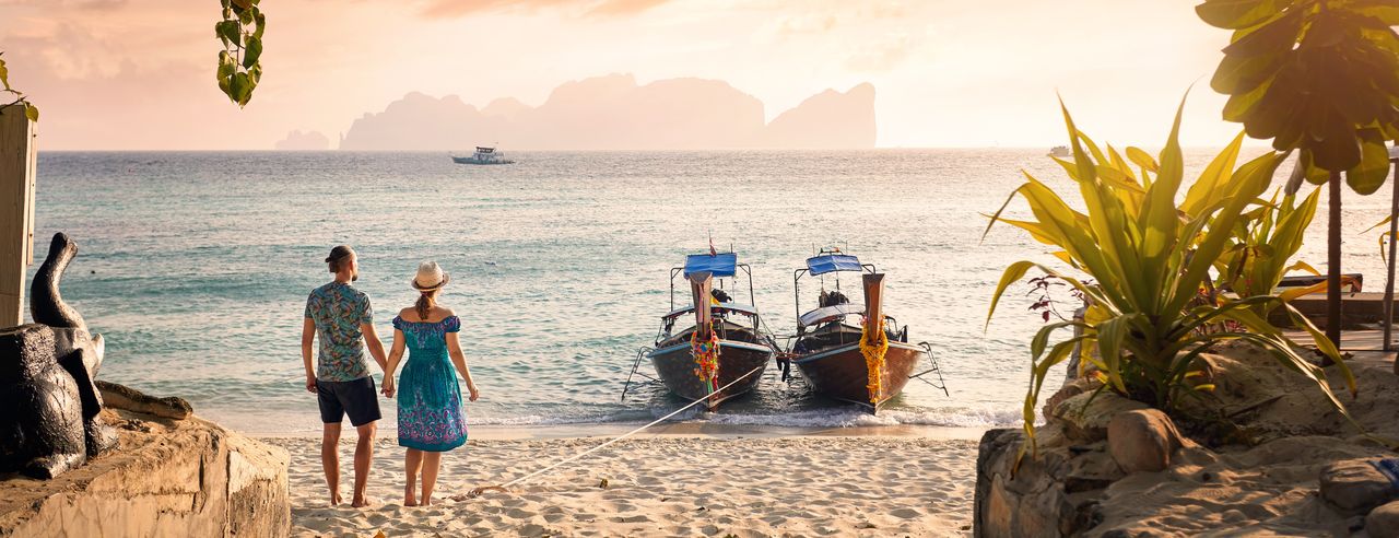 Ein Paar an einem Strand von Phuket