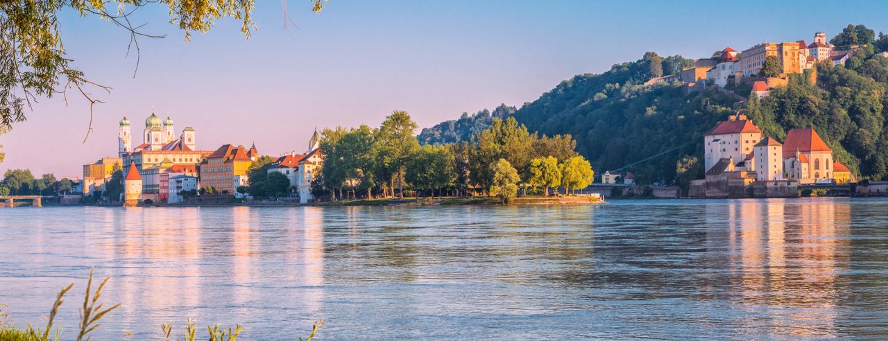 Blick über Passau und das Dreiflüsseeck und Zusammenfluss von Donau, Inn und Ilz an einem schönen Sommertag