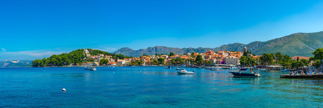 Eine kleine Küstenstadt in Kroatien mit Booten im Vordergrund