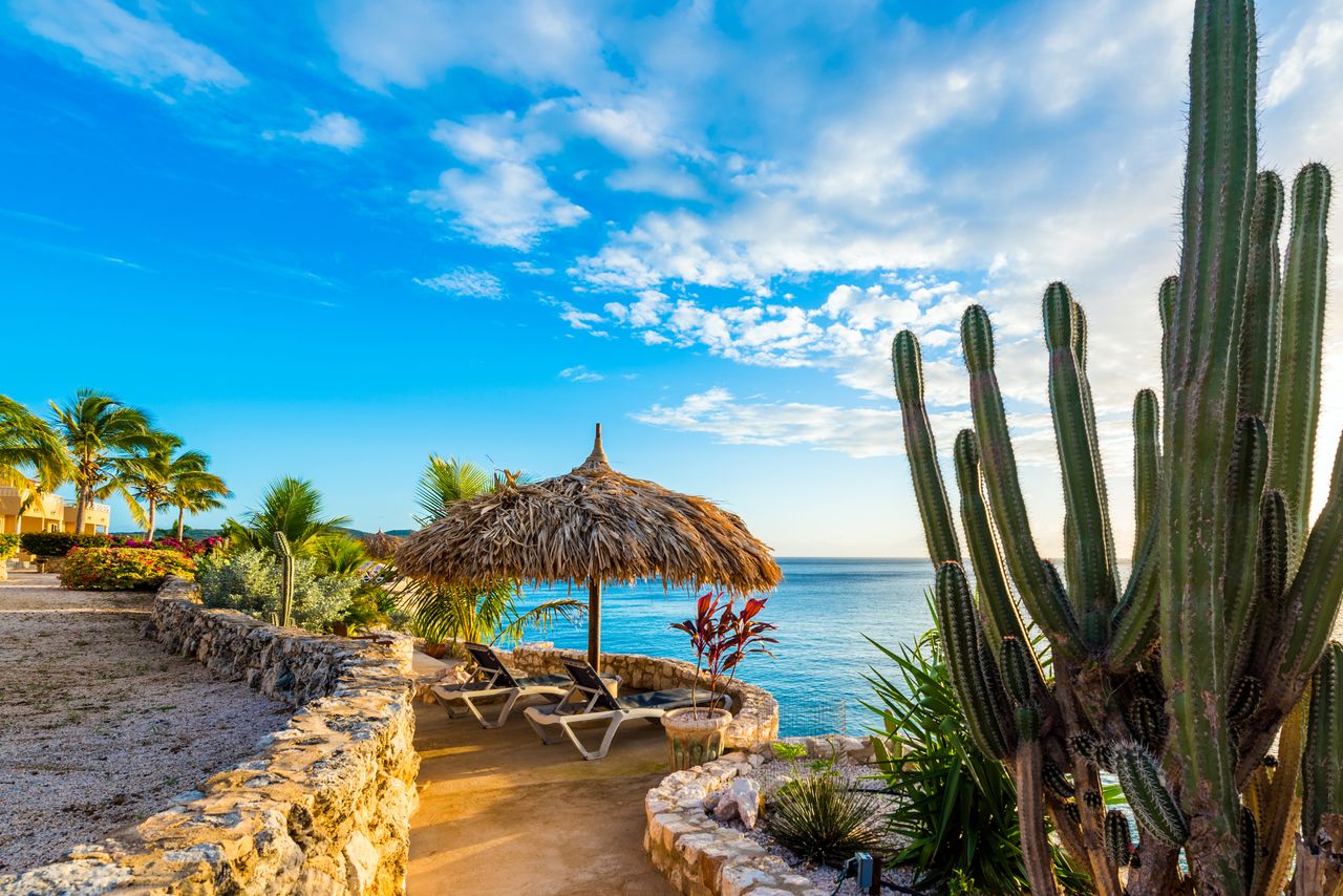 Der Blick über das Meer einer Terrasse auf Curacao bei strahlendem Sonnenschein