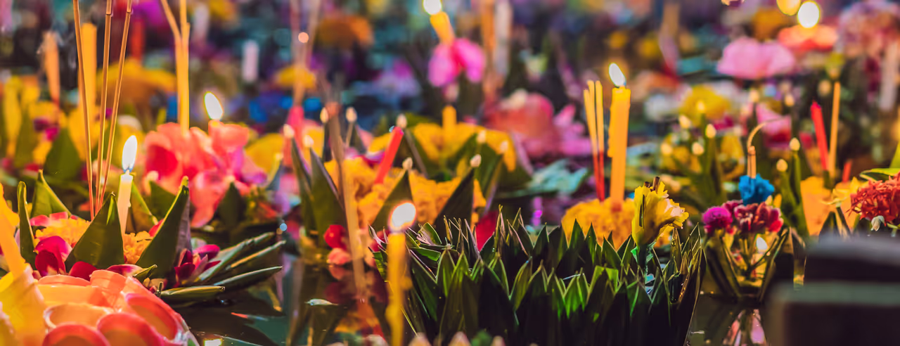 Bunte leuchtende Schiffchen beim Loi Krathong