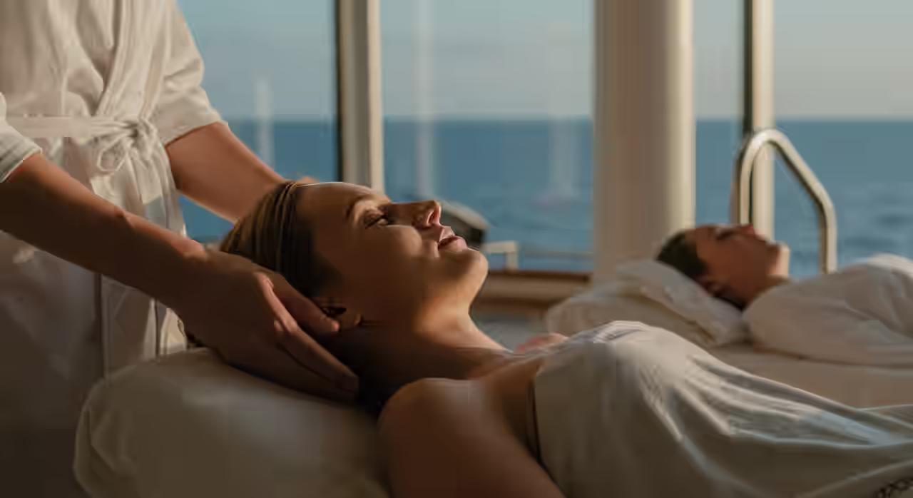 Frau, die eine Massage auf einem Schiff bekommt