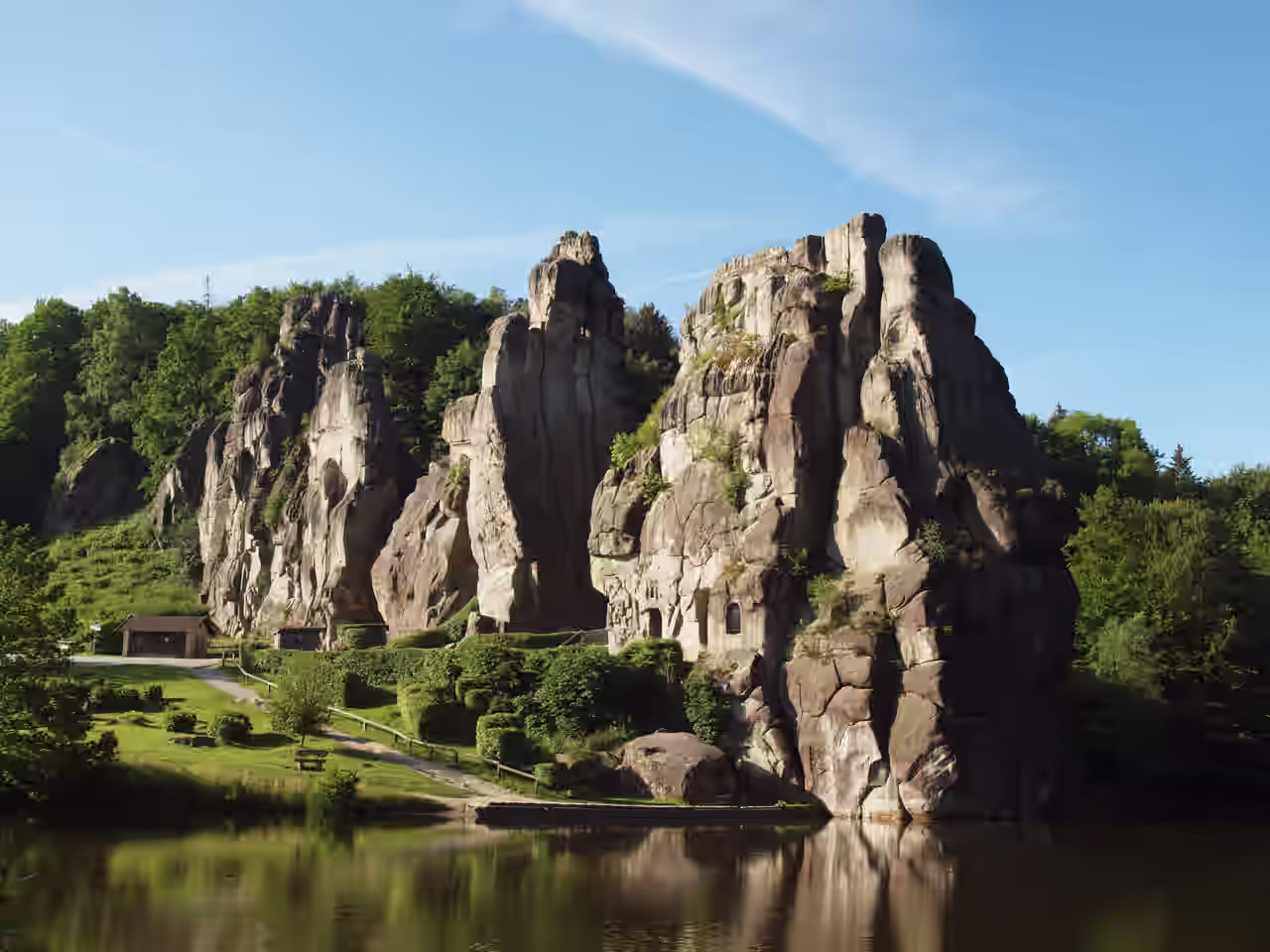Felsformation aus drei Felsen, die in einer grünen Landschaft stehen.