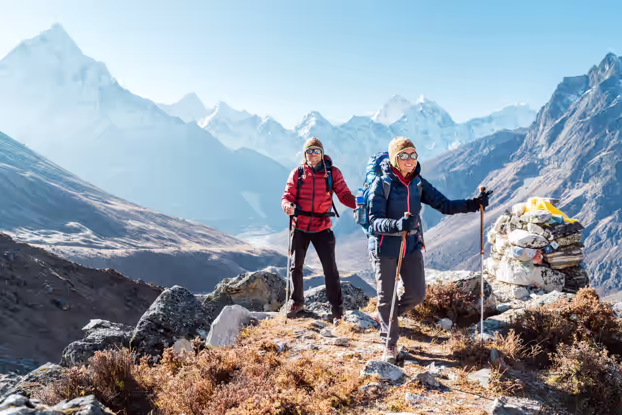 Frau und Mann in warmer Kleidung beim Wandern im Himalaya