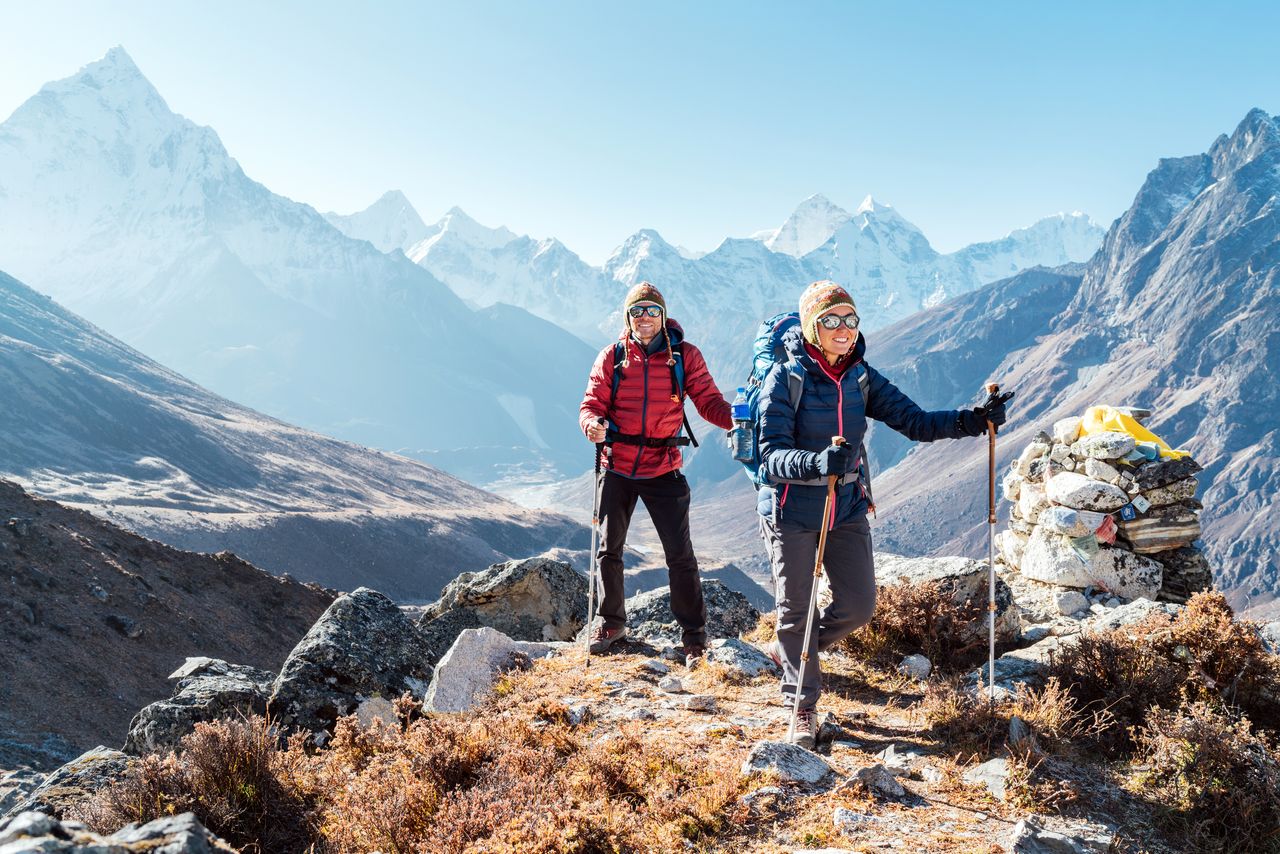 Frau und Mann in warmer Kleidung beim Wandern im Himalaya