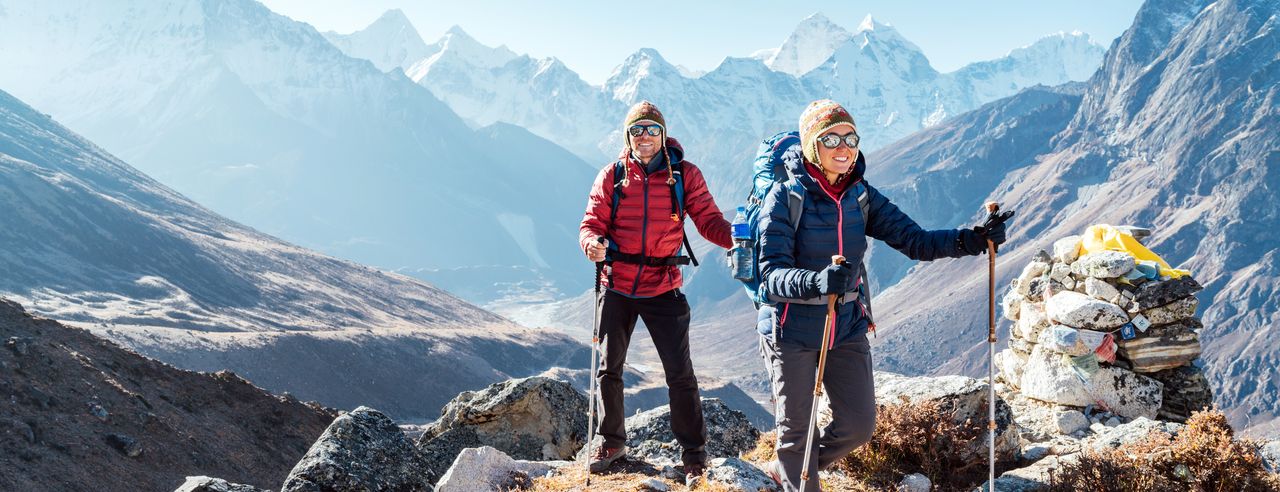 Frau und Mann in warmer Kleidung beim Wandern im Himalaya