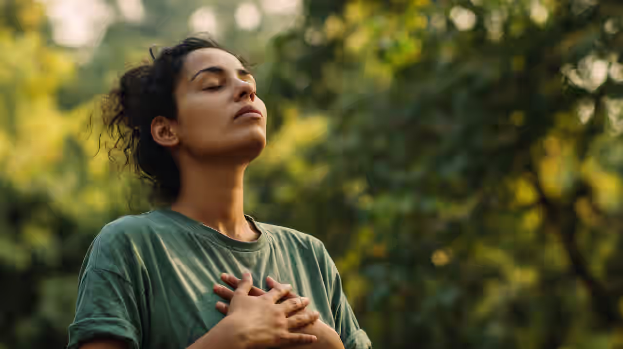 Eine Frau atmet tief ein im Yoga Urlaub in Sachsen