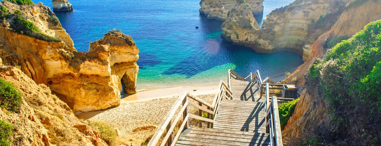 Playa en el Algarve para ir de excursión durante unas vacaciones en un hotel de lujo en el Algarve