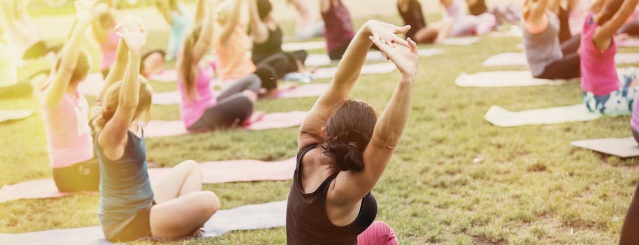 Gruppe macht Yoga