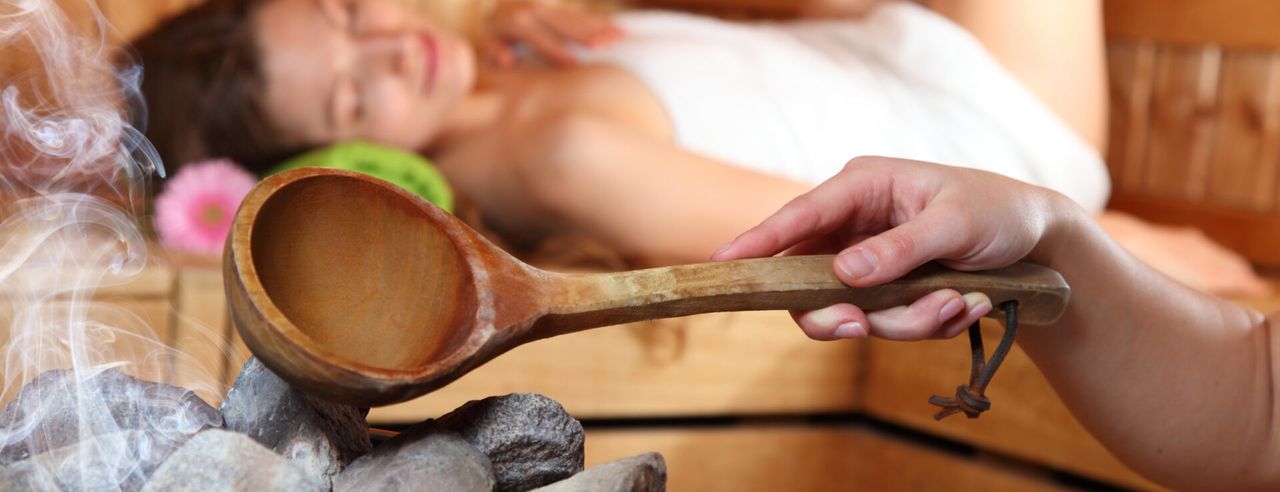 Eine Frau genießt einen Saunaaufguss