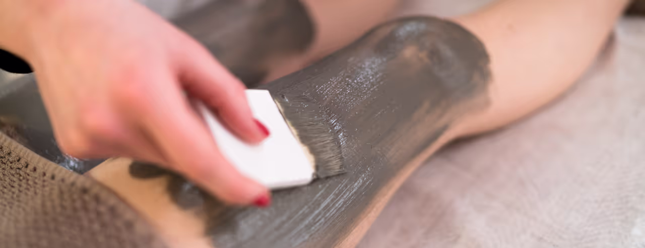 Il fango viene applicato sulle articolazioni delle ginocchia e delle cosce.