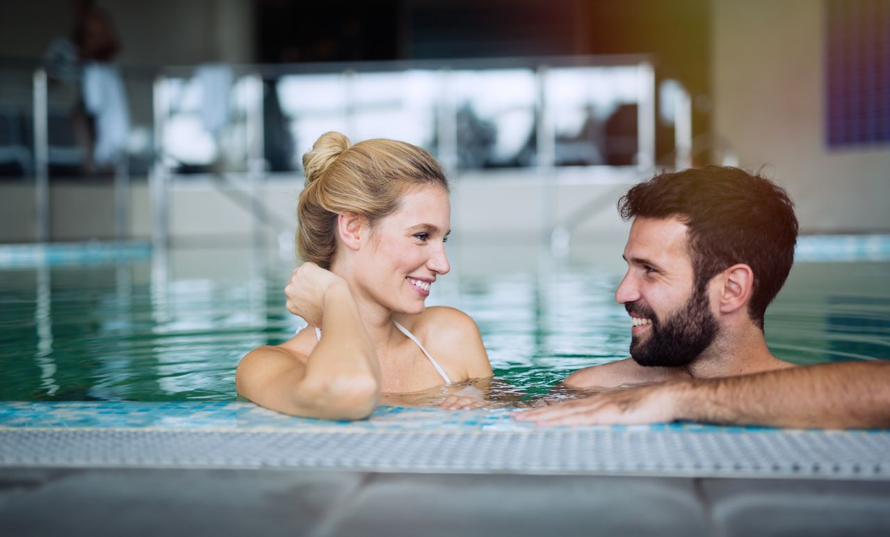 Ein Paar im Thermalpool