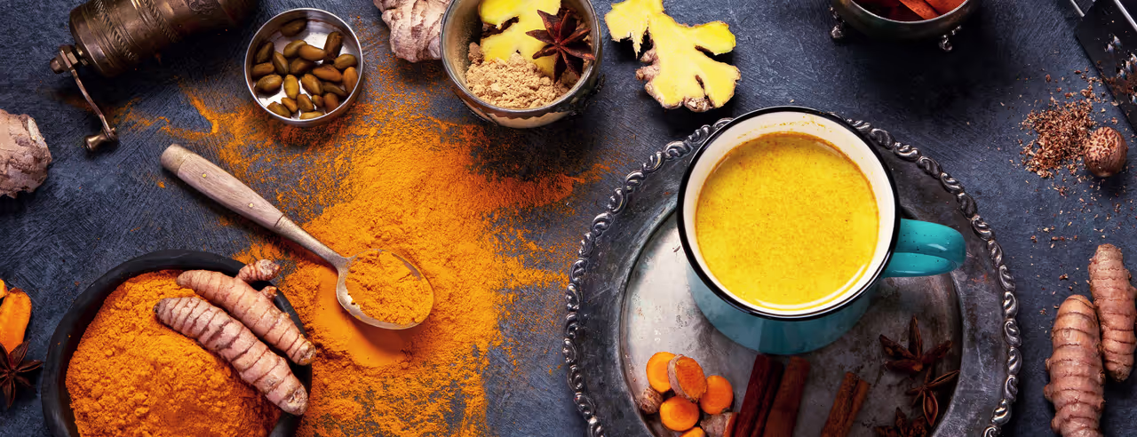 Ayurveda Gewürze und goldene Milch