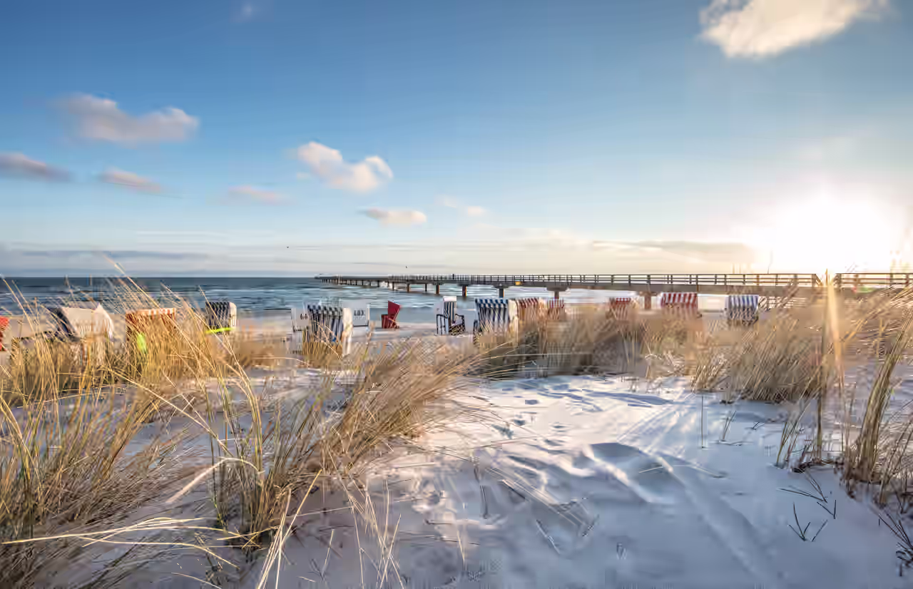 Strandkörbe zwischen Dünen und einer Seebrücke beim Yoga Wochenende an der Ostsee