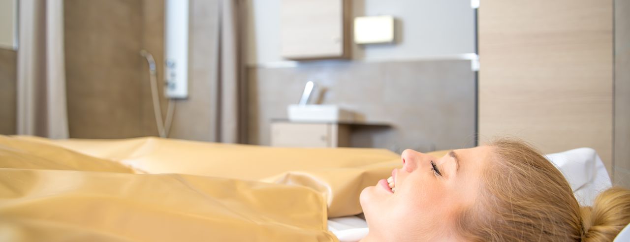 Een vrouw in een radonbad