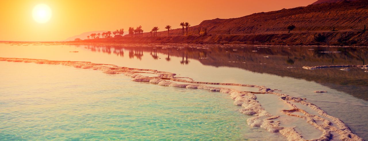 El Mar Muerto y un paisaje desértico de fondo
