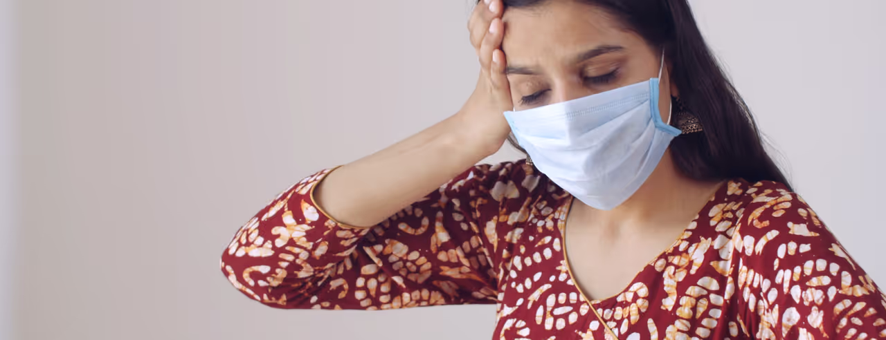 Frau leidet an Long-Covid-Symptomen